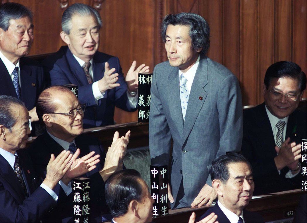 2001年就任首相的小泉純一郎（圖中站立者），充分運用新法所賦予的權限，改變了原...