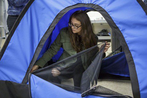 在決定設計這款給無家者的帳篷之前，她們也曾討論過要改善環境污染或水源品質的問題，...