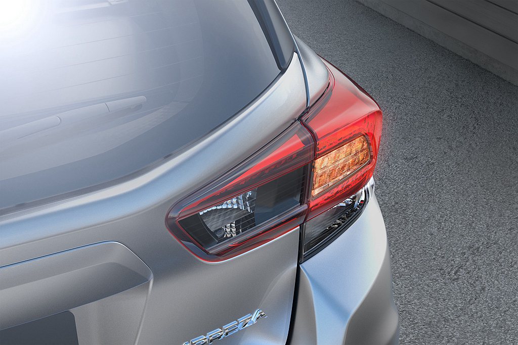 小改款Subaru Impreza外觀新增「鐵騎灰」新車色，尾燈則以燻黑質感設計...