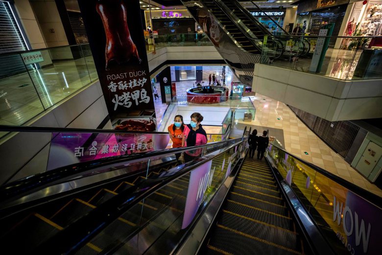 圖為2月28日，廣州一處購物中心與寥寥可數的逛街民眾。 圖／歐新社
