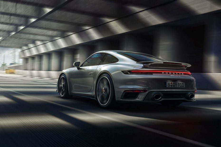 全新保時捷911 Turbo S的4組進氣口面積更大、進氣阻力更低，藉此提升引擎效率。 圖／Porsche提供