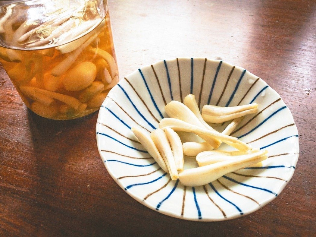 用醋及糖醃漬蕗蕎，是老一輩台灣民眾食用蕗蕎的傳流方法。 本報系資料照片／毛奇攝影