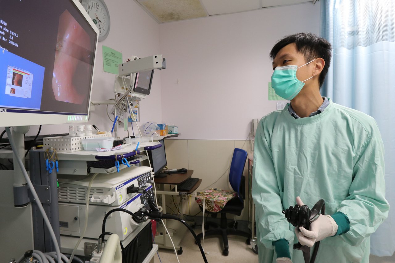 亞洲大學附屬醫院兒童腸胃科醫師陳德慶指出，克隆氏症相當罕見，在台灣發生比例約10萬分之0.2，一般好發於20至40歲的青壯年，少部分則會發生在兒童。圖／亞洲大學附屬醫院提供