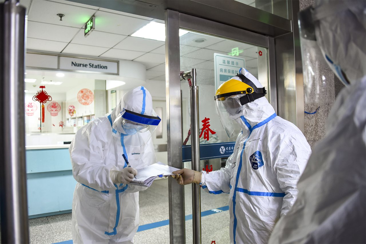 中國領銜抗疫的鍾南山團隊近日發表論文指出，因近半數患者入院時尚未出現發燒症狀，若只量體溫恐漏診。新華社