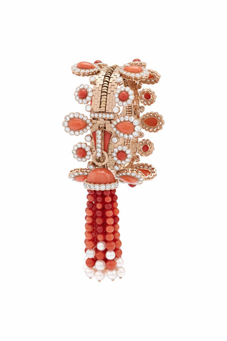 梵克雅寶當代高級珠寶作品Zip Antique Orient項鍊可轉換成手鍊配戴。圖／梵克雅寶提供