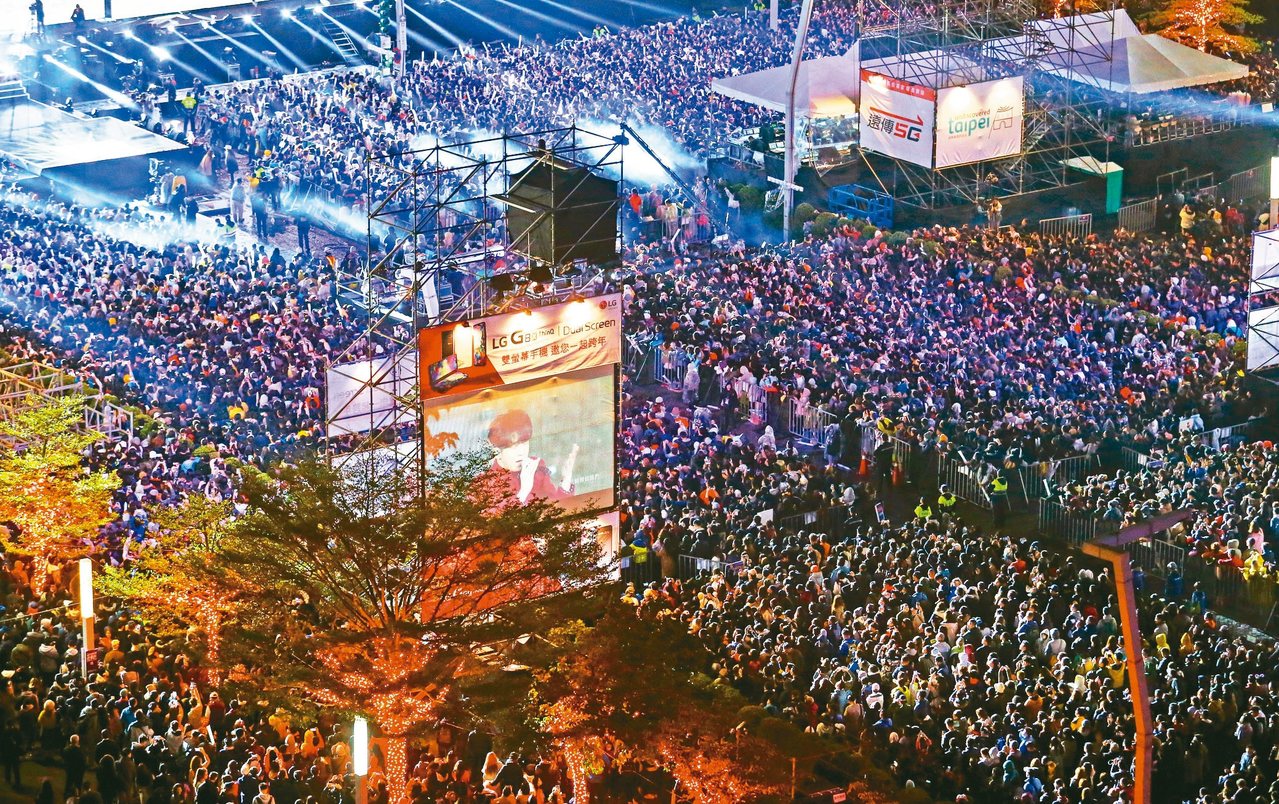 防疫期間，萬人演唱會盛況將成絕響；圖為台北市去年跨年晚會。