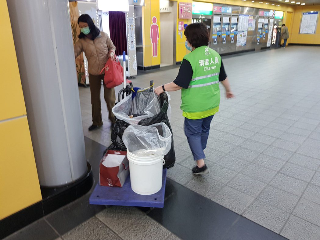 台北捷運加強防疫作為，清潔消毒頻率縮短到4小時1次，清潔人員工作量增。記者翁浩然...