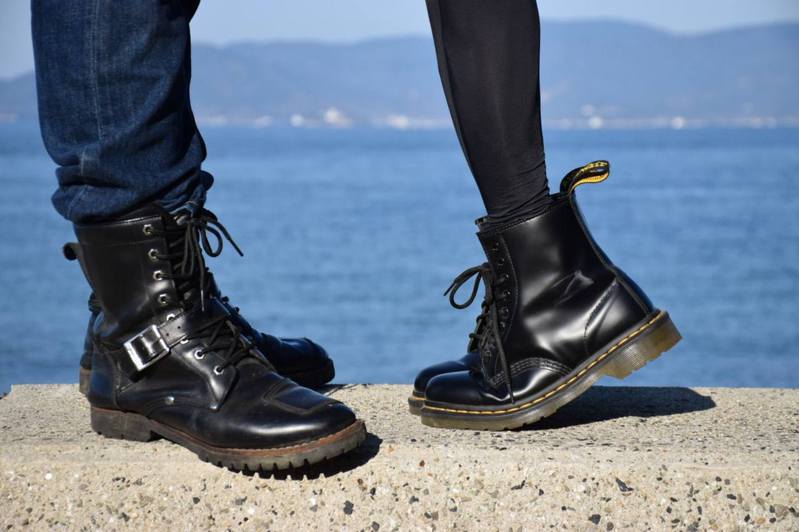 日本有男網友借妹妹的黑色皮靴拍攝偽放閃照片，效果幾可亂真。（Twitter帳號「unagi_z」圖片）