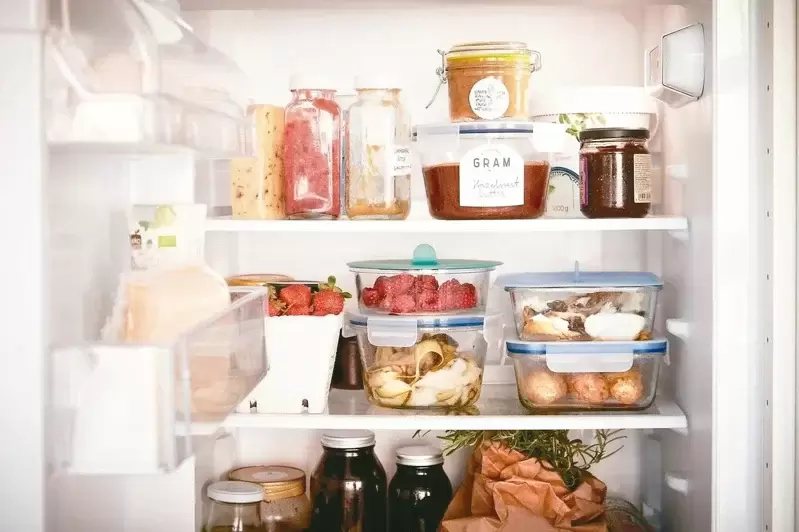善用收納盒將食材依類型或保存期限分類，也能疊放增加收納空間。 圖／IKEA提供