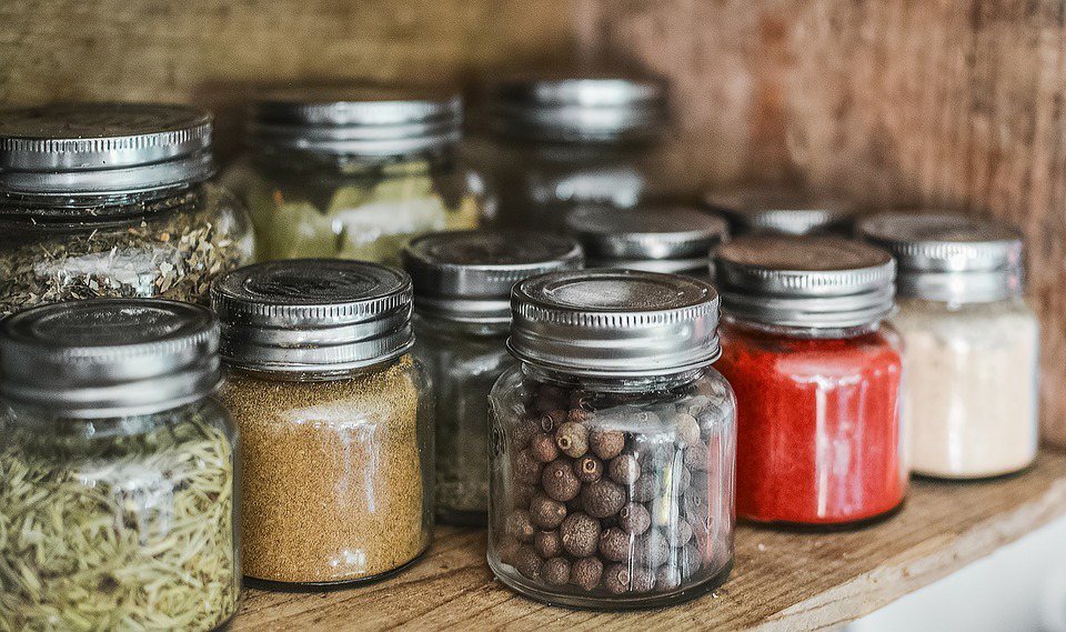 雜糧類食材可使用透明玻璃的附蓋萬用罐。<br />圖／pixabay