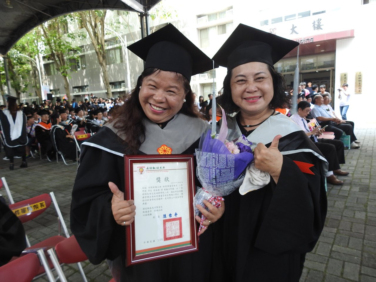 南開科大昨舉行畢業典禮，取得「雙碩士」學位的60歲婦人莊淑香（左）成全場焦點。 ...