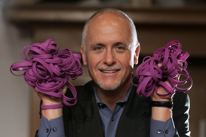 威爾．鮑溫牧師的教會發出450萬個紫色手環到超過80個國家，要大家戴著手環提醒自己不要抱怨。 圖／美聯社