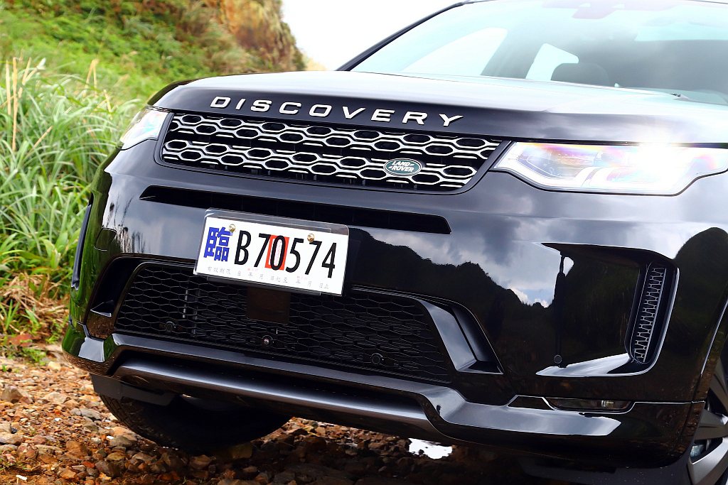 選擇聖托里尼黑車色的Land Rover Discovery Sport P25...