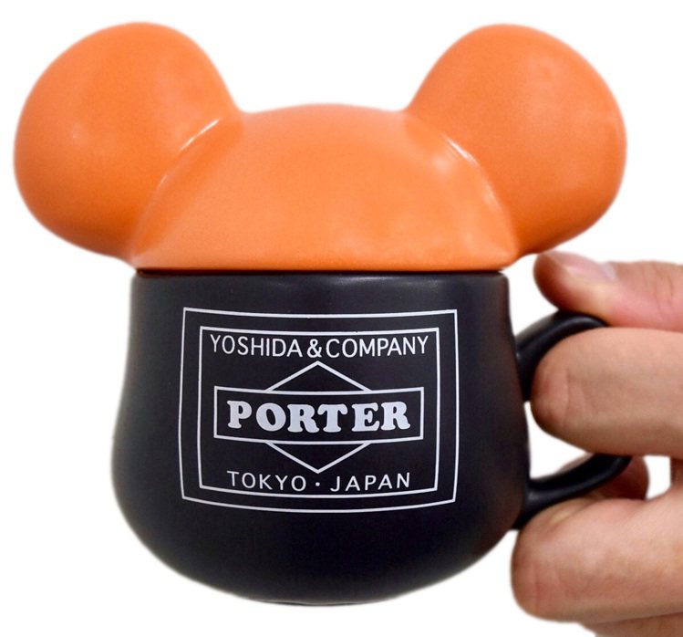 BE@RMUG庫柏力克熊馬克杯，以立體的庫柏力克熊頭像為杯身設計，搭配象徵性的黑橘經典配色。圖／PORTER提供