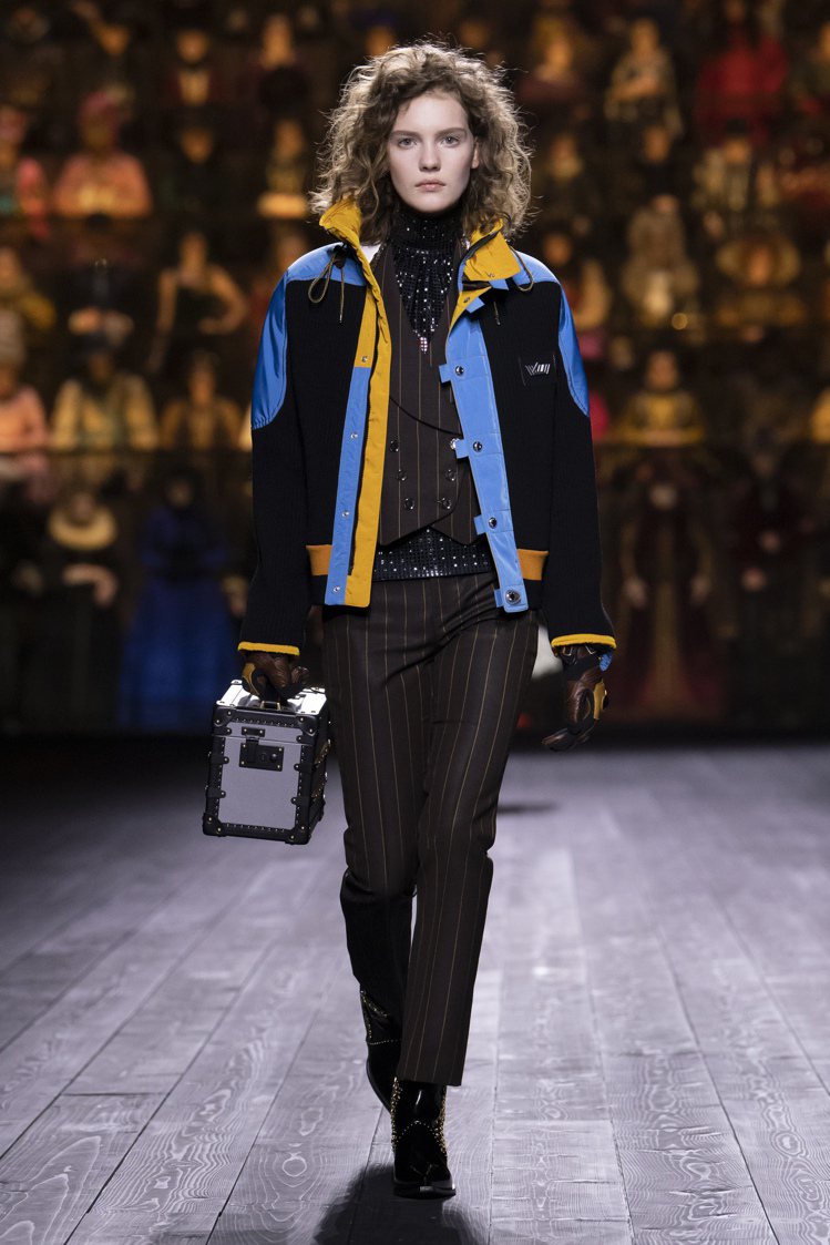 運動風外套搭襯西裝剪裁的層疊穿搭，是Nicolas Ghesquière擅長手法...