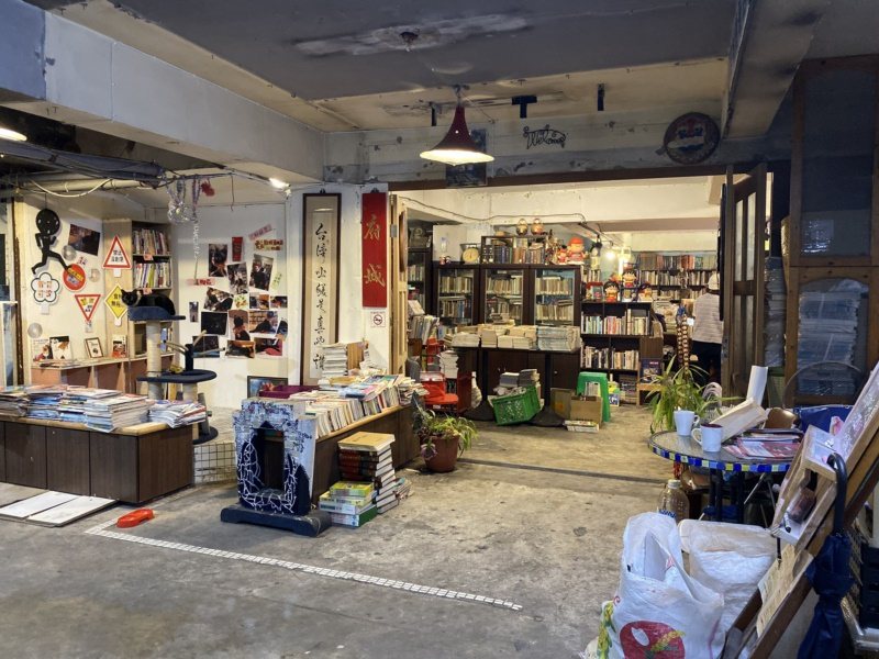 府城舊冊店位在熱鬧的台南成大商圈裡頭，但因藏身在隱密的地下室，從路面上看毫不起眼...