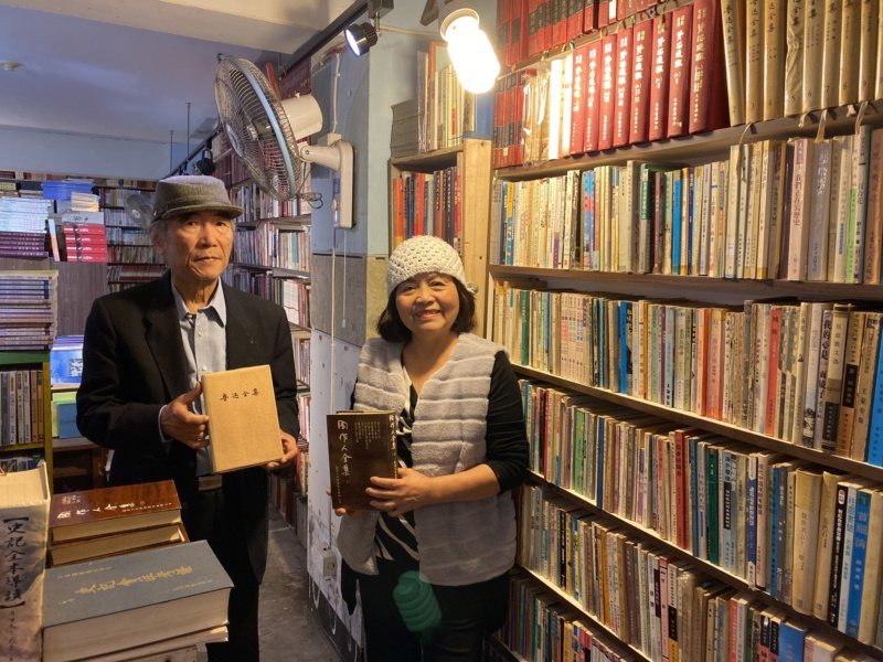 潘靜竹（右）、潘景新（左）共同經營府城舊冊店，多年來即使負債也不放棄推廣讀書會、台語文學。