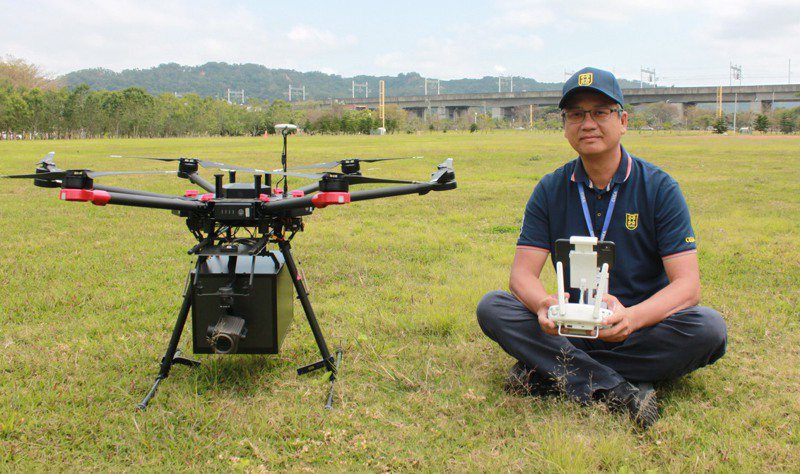 岳志忠是台灣空拍攝影先鋒，也是台灣首位挑戰空拍縮時攝影和空拍360環景的攝影家，他用此台空拍機拍下不少珍貴畫面。記者郭政芬／攝影