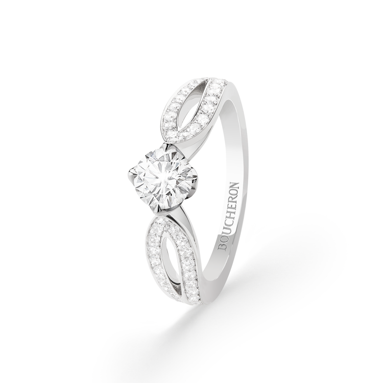 Boucheron，Pont de Paris系列單鑽戒指，鑲嵌1顆鑽石約1.00克拉，與74顆鑽石總重約0.33克拉，97萬2,000元。圖 / Boucheron提供。