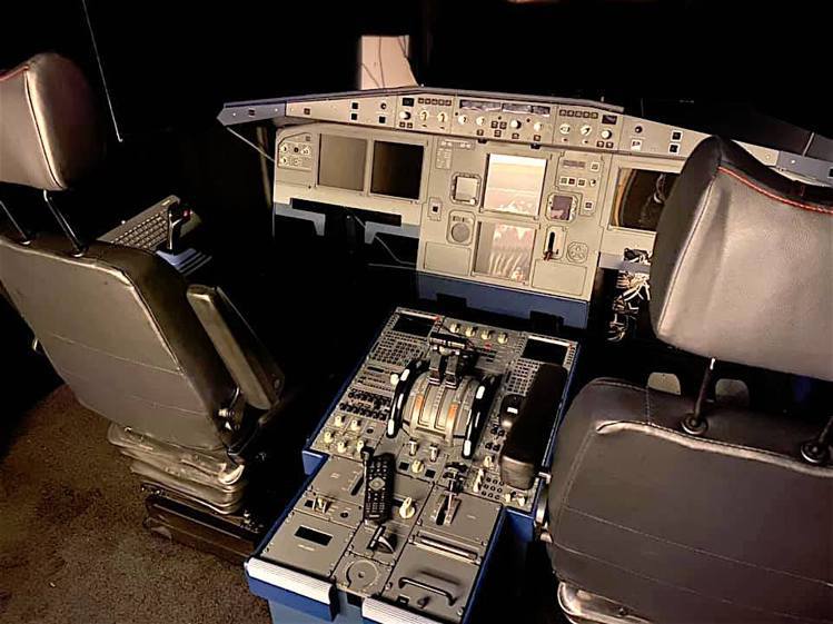 模擬艙還原了空中巴士A321 Neo駕駛艙的真實比例，單組裝、調校便花去六小時時間，十足逼真、耗時。圖 / 台中寶鴻堂提供。