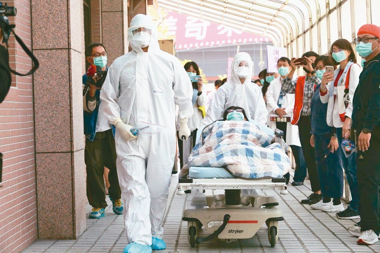 因應新冠肺炎疫情，台灣的優勢在於超前部署。圖為各醫院因應新冠肺炎模擬後送流程。