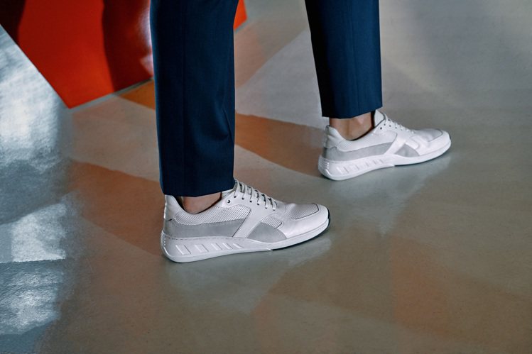 白色休閒鞋是近年男裝穿搭的不敗單品，也為深藍色與鵝黃的視覺、帶來色彩變化。圖 / BOSS提供。