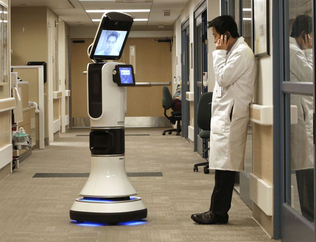 美國一名醫生利用遠距醫療機器人跟同事商談。 （美聯社）
