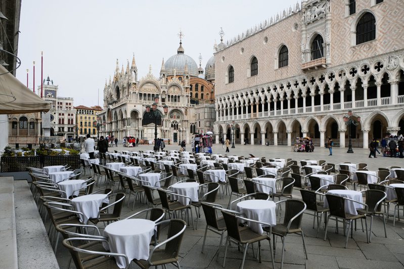 新冠肺炎疫情重創義大利的觀光產業，威尼斯的聖馬可廣場一片空蕩蕩。路透