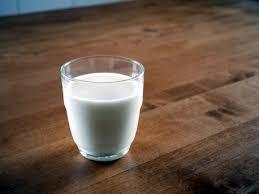 美國哈佛大學教授建議，牛奶並非每日必須攝取品，若飲食正常且健康，並沒有攝取的必要。（photo by Wikimedia）