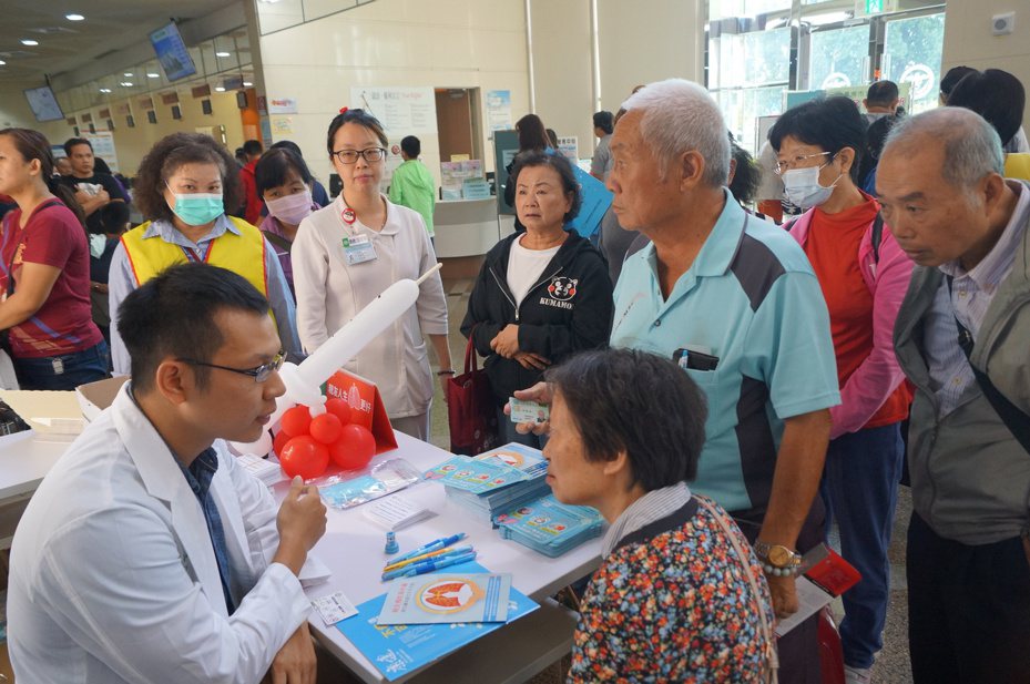 安南醫院家醫科醫師陳泓毓（左下）今天表示，為避免接觸傳染，消毒液的使用就很重要。圖/安南醫院提供