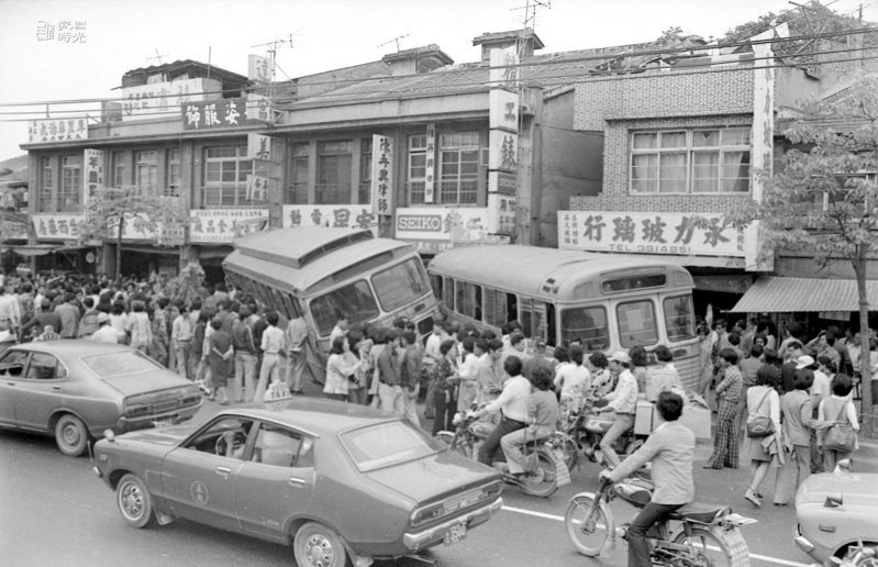 1977年兩部欣欣客運公司公車失控撞上台北市羅斯福路四段公館的人行道，現場擠滿圍觀民眾，場面相當混亂。聯合報系資料照