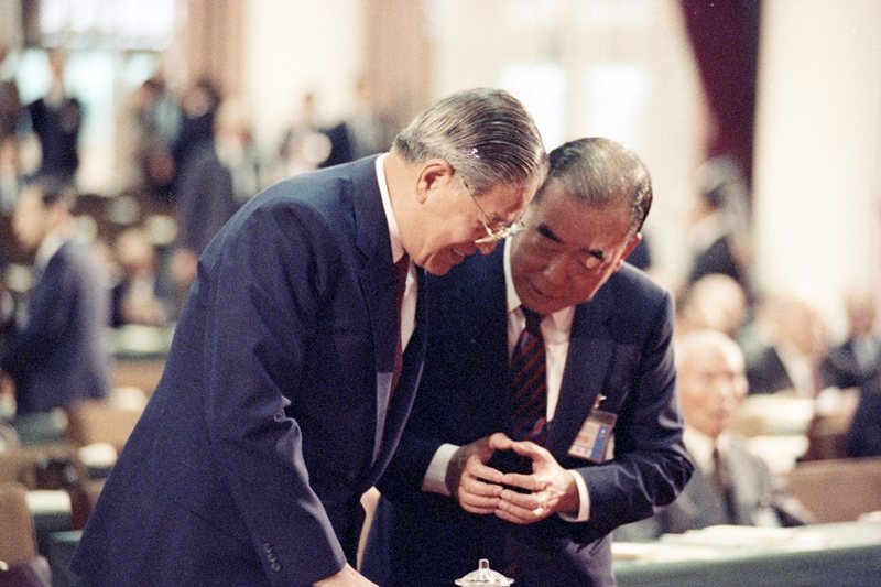 圖為時任總統李登輝（左）與國防部參謀總長郝柏村（右）會中晤談，攝於1989年。 圖／聯合報系資料庫