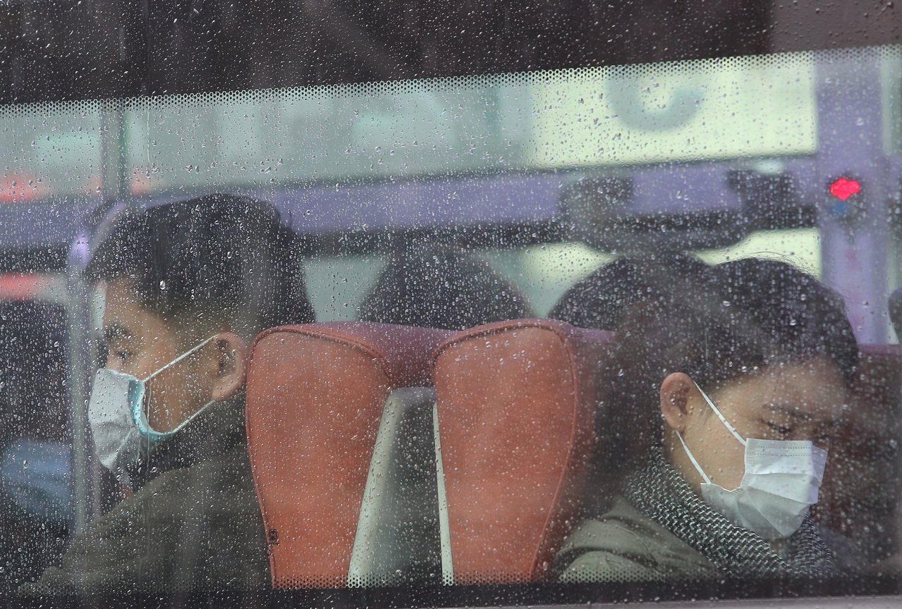 新冠肺炎疫情持續在全球蔓延，上班族搭車時都戴上口罩自保。聯合報記者林澔一／攝影