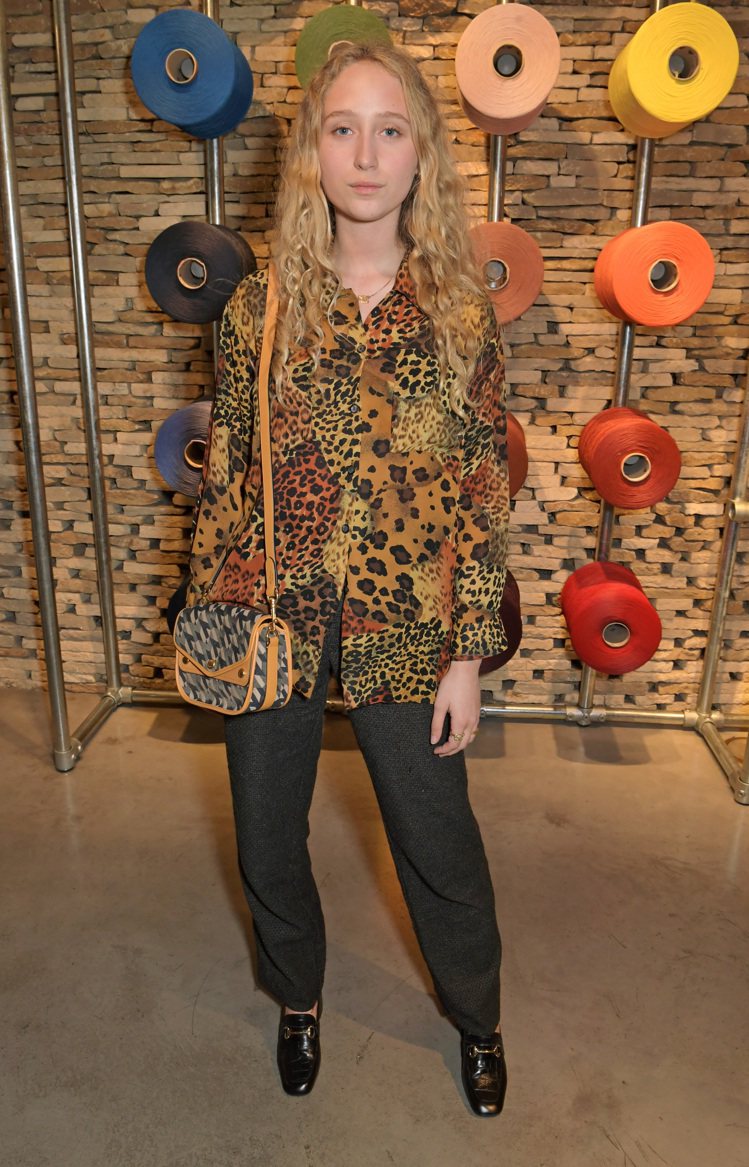 凱特摩絲旗下名模Elfie Reigate以狂放野性的襯衫搭襯M系列Satchel手袋。圖／MULBERRY提供