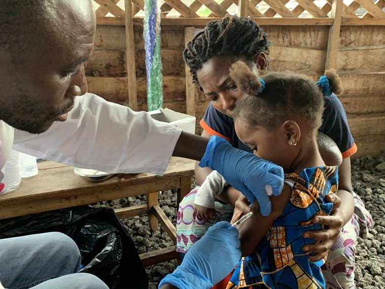 圖為一名醫師正為小女童接種麻疹疫苗。歐新社