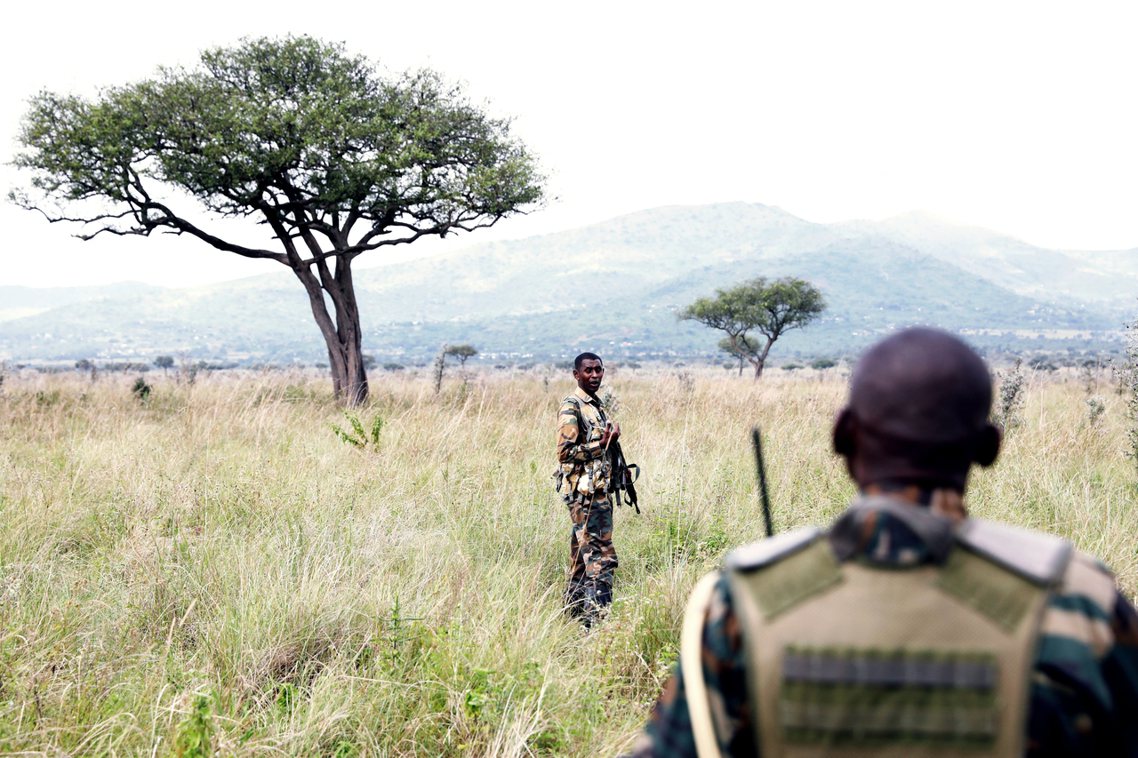 圖為防範盜獵者的肯亞軍人正在巡邏。自然天堂的肯亞，逐漸淪為野生動物的葬場。千禧年...