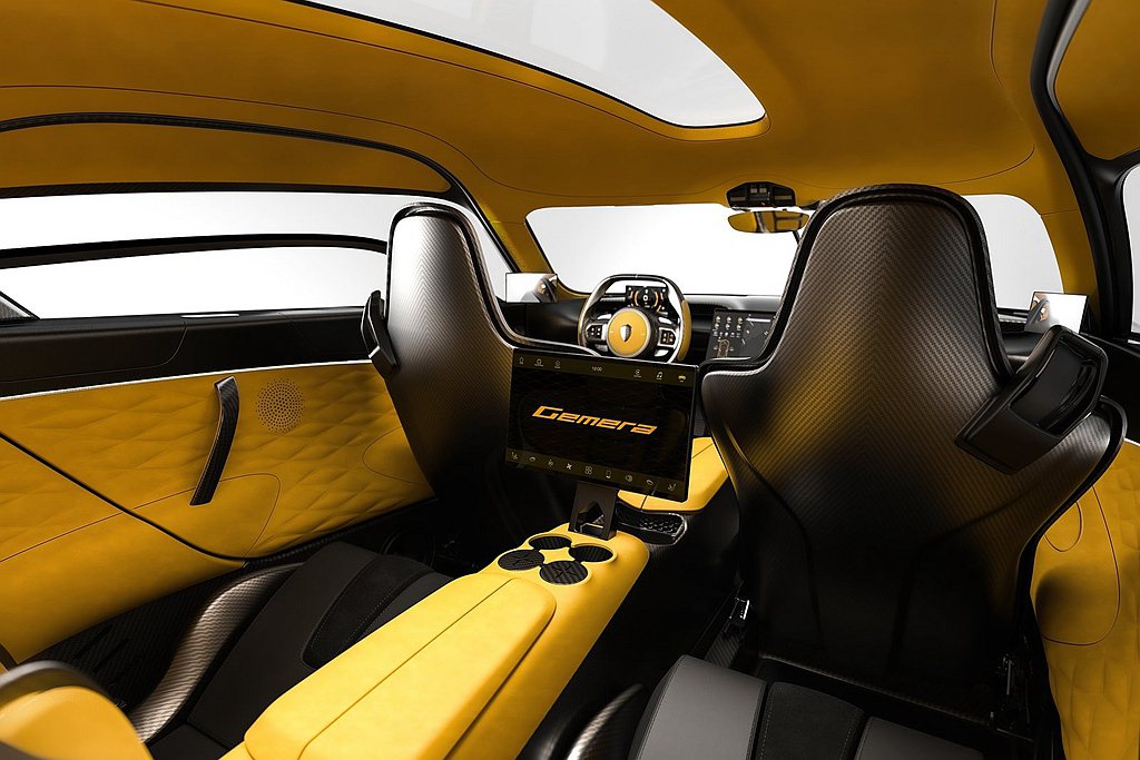 Koenigsegg Gemera車內配載四組冷熱獨立置杯架、前/後座資訊娛樂系...