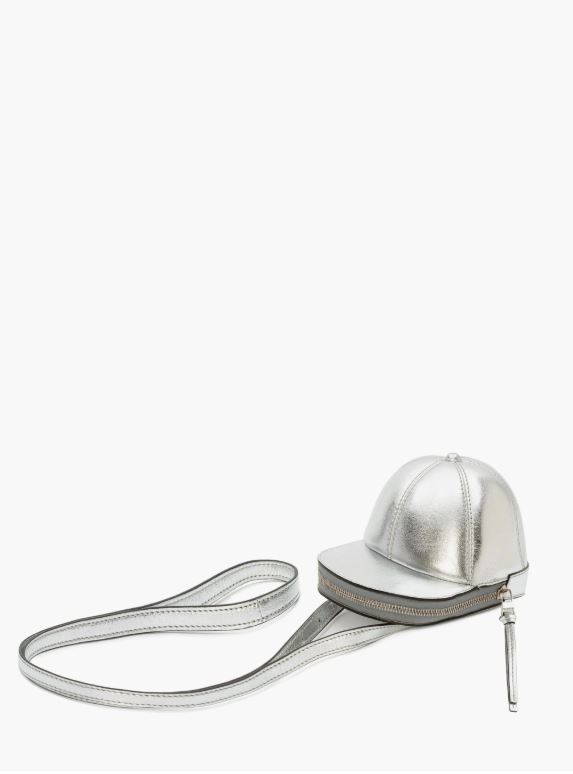 JW Anderson女款銀色迷你棒球帽包，售價22,080元。圖／初衣食午onefifteen提供