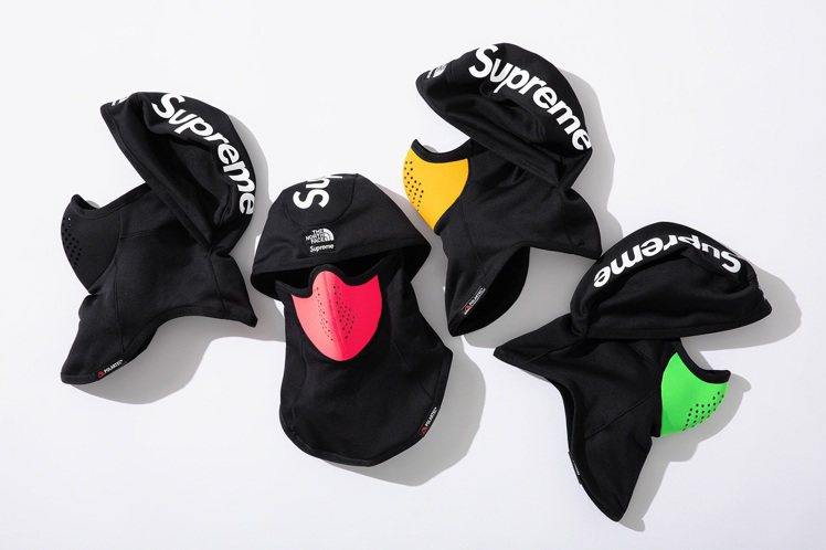 潮牌Supreme與The North Face聯名系列連帽口罩，提供紅色、綠色、黑色、白色及橙色等搶眼亮色調。圖／摘自Supreme官網