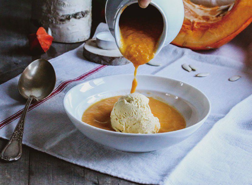法國人愛喝濃湯，四季都愛，秋天在南瓜濃湯裡放入香草冰淇淋，口感溫度趨於完美。
...