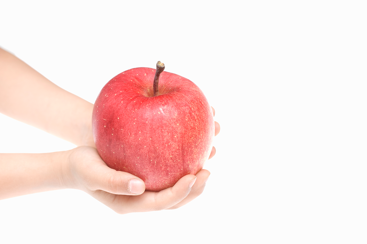 免疫細胞超過六成都集中在小腸，蘋果裡含有非常多膳食纖維中的果膠成分，能改善腸道中的環境。<br />圖／ingimage