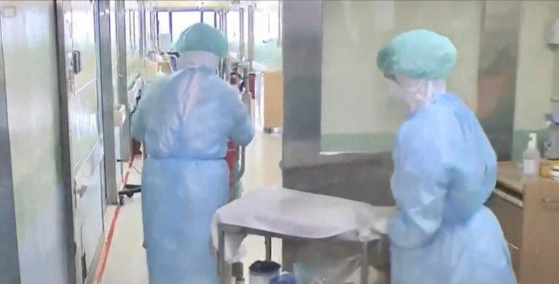 醫護人員進入隔離病房時皆需著全套「兔寶寶」裝。 示意圖／衛福部桃園醫院提供