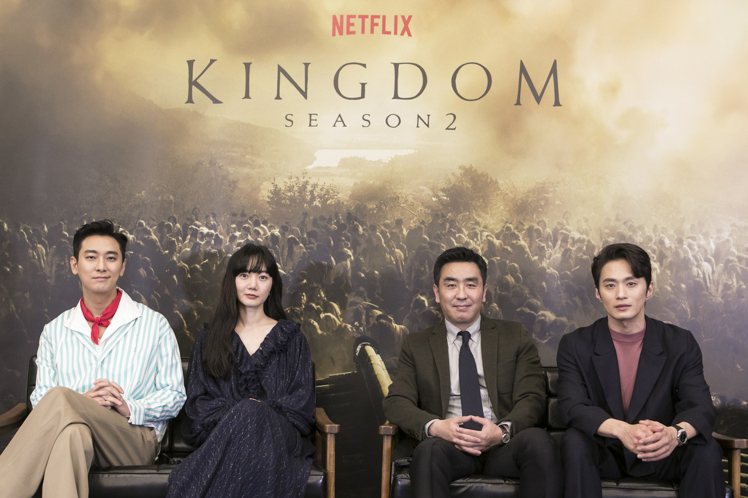 「李屍朝鮮」第二季演員群朱智勛（左起）、裴斗娜、柳承龍和金聖圭日前接受台媒線上專訪。圖／Netflix提供