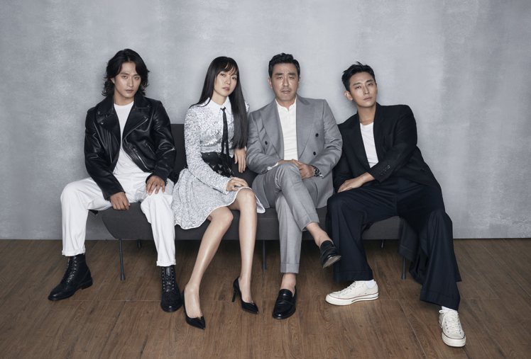 「李屍朝鮮」第二季將於13日上線，左起為金聖圭、柳承龍、裴斗娜和朱智勛。圖／Netflix提供