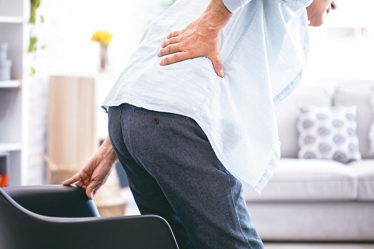 長期持續腰痠背痛，且背部異常疼痛，千萬不可輕忽，恐是罹患攝護腺癌的警訊。
