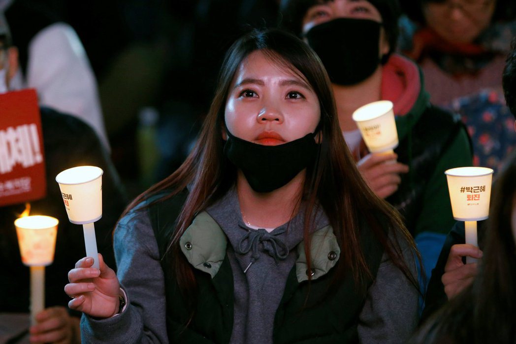 2016年下旬，韓國民眾要求彈劾時任總統朴槿惠，在光化門廣場舉辦燭光集會示威。 圖／路透社