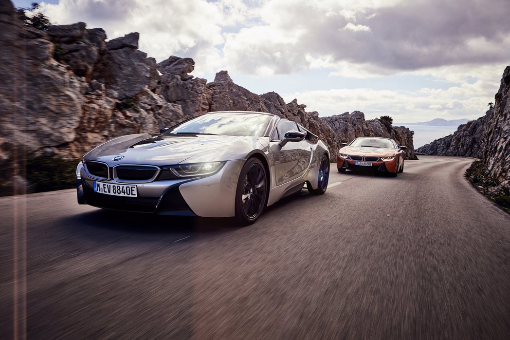 BMW i8 Coupe與i8 Roadster。 摘自BMW