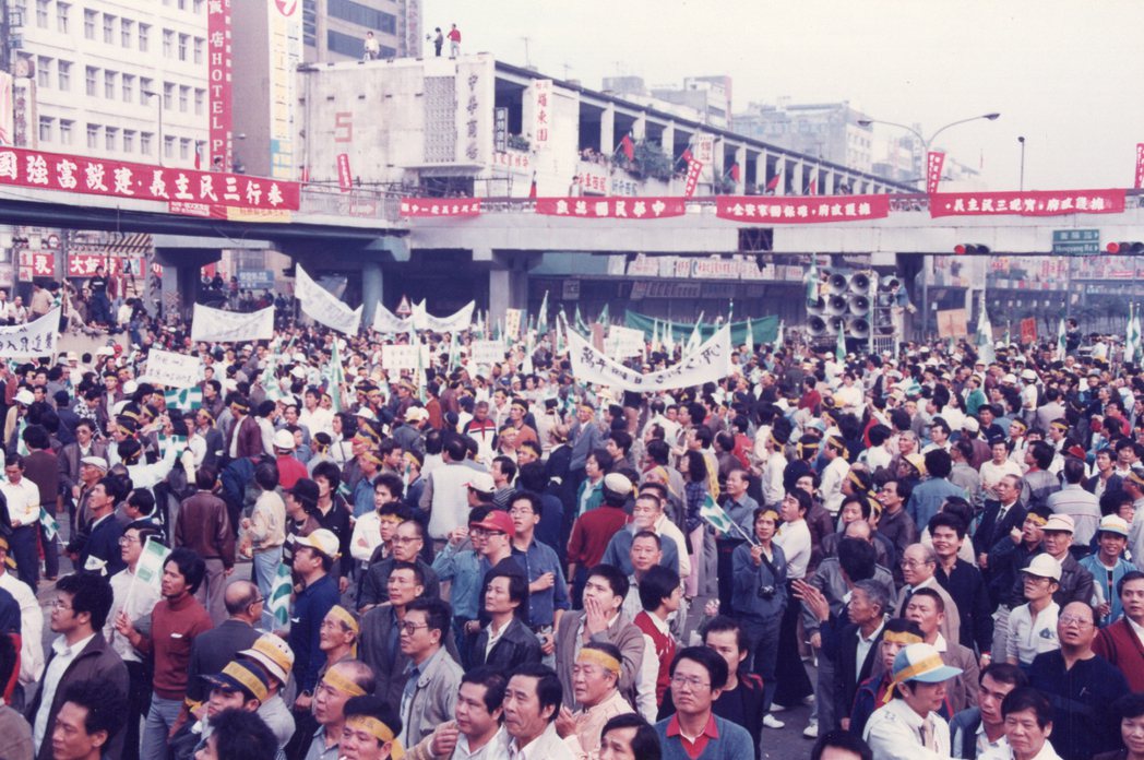 《狂飆一夢》記錄台灣民主化運動的行動者群像。圖為抗議萬年國會的群眾聚集於中華商場前。 圖／狂飆一夢提供，黃耀明攝