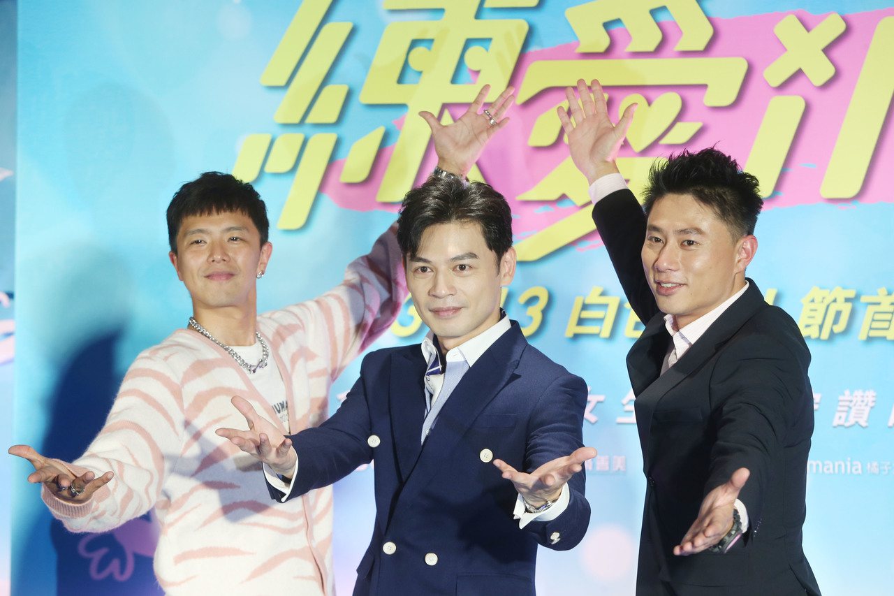 由林暐恆（阿KEN，中）導演的電影《練愛iNG》昨天舉行首映會，演員彭小刀（右）、黃鴻升（小鬼，左）出席。