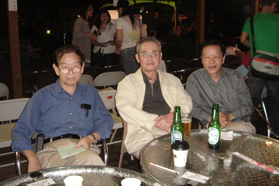 2009年11月，太平洋詩歌節在花蓮舉辦，楊牧（中）與葉維廉（左）、向陽敘談。 圖／九歌出版提供